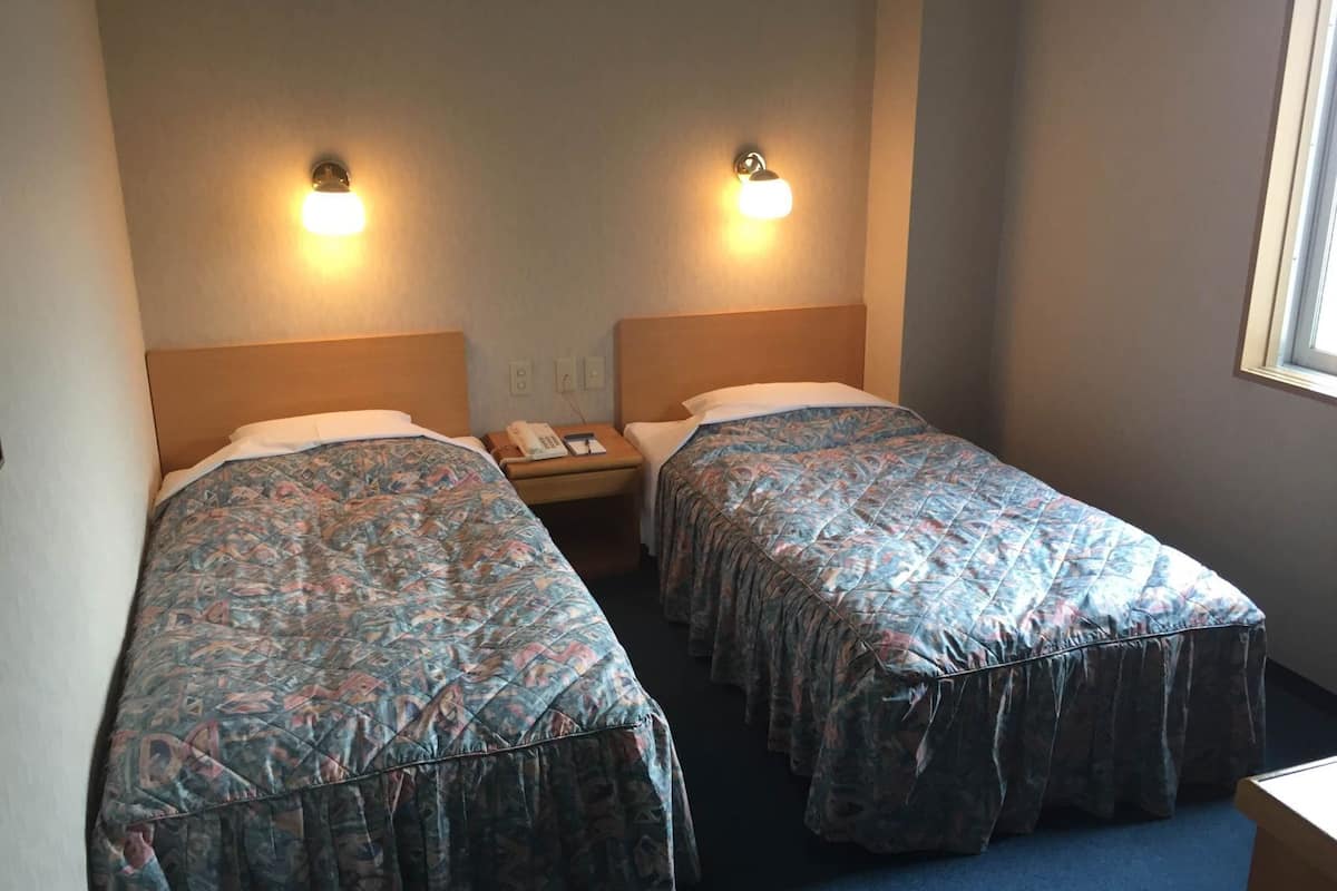 Escritorio, wifi gratis y ropa de cama