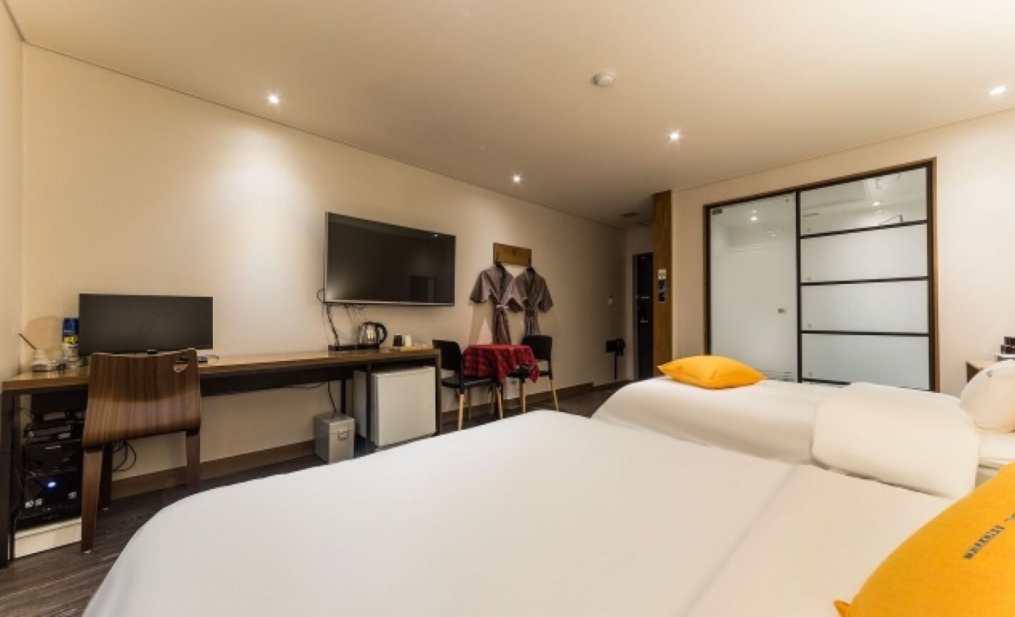 deluxe twin room | desk, soundproofing, iron/ironing board, free wifi