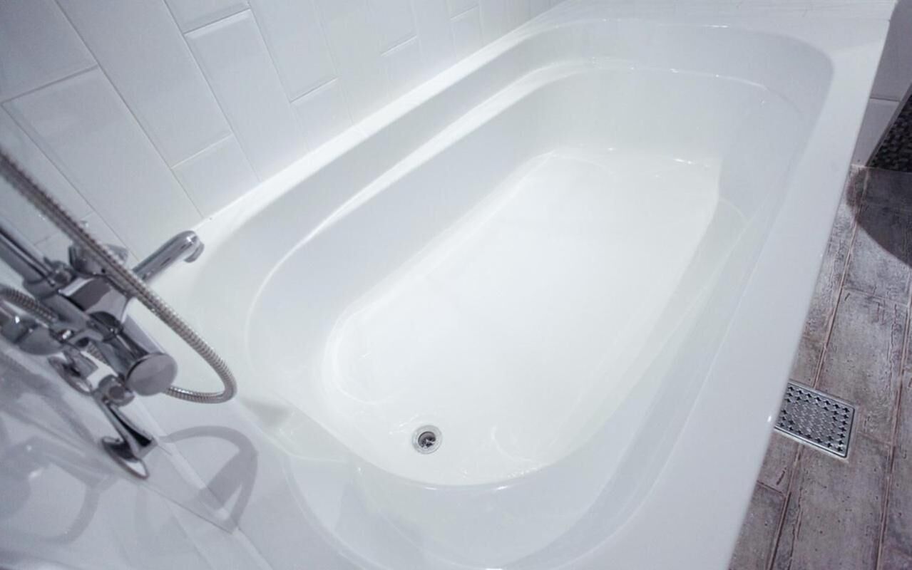 combined shower/bathtub, rainfall showerhead, free toiletries