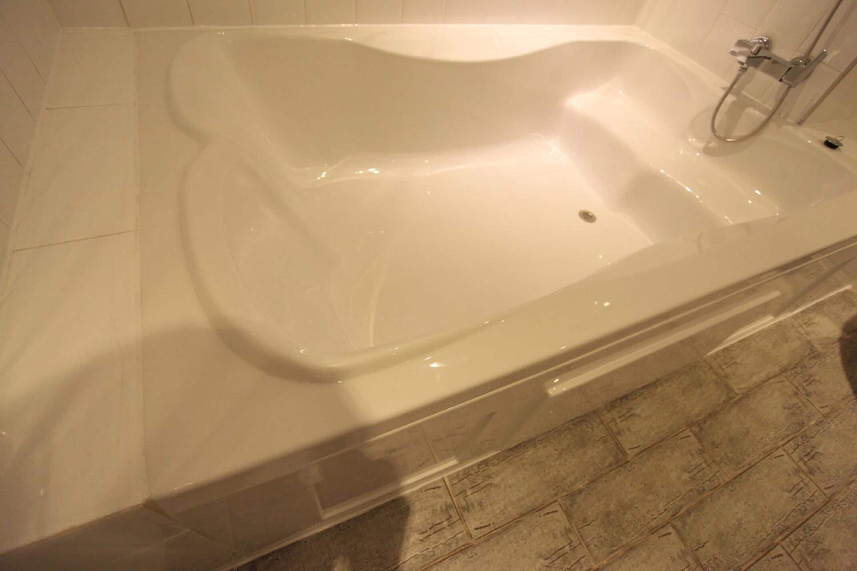 combined shower/bathtub, rainfall showerhead, free toiletries