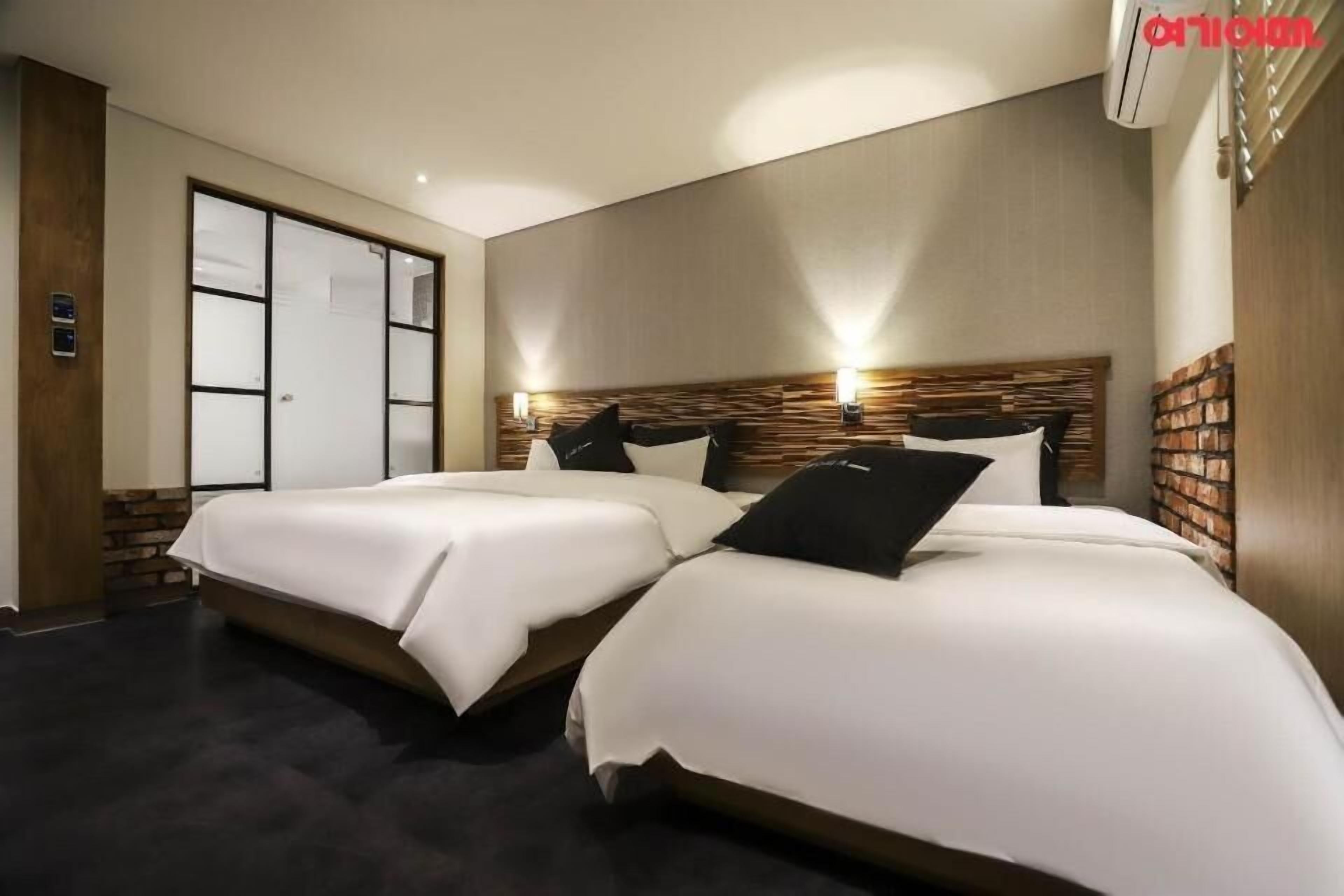 desk, soundproofing, iron/ironing board, free wifi