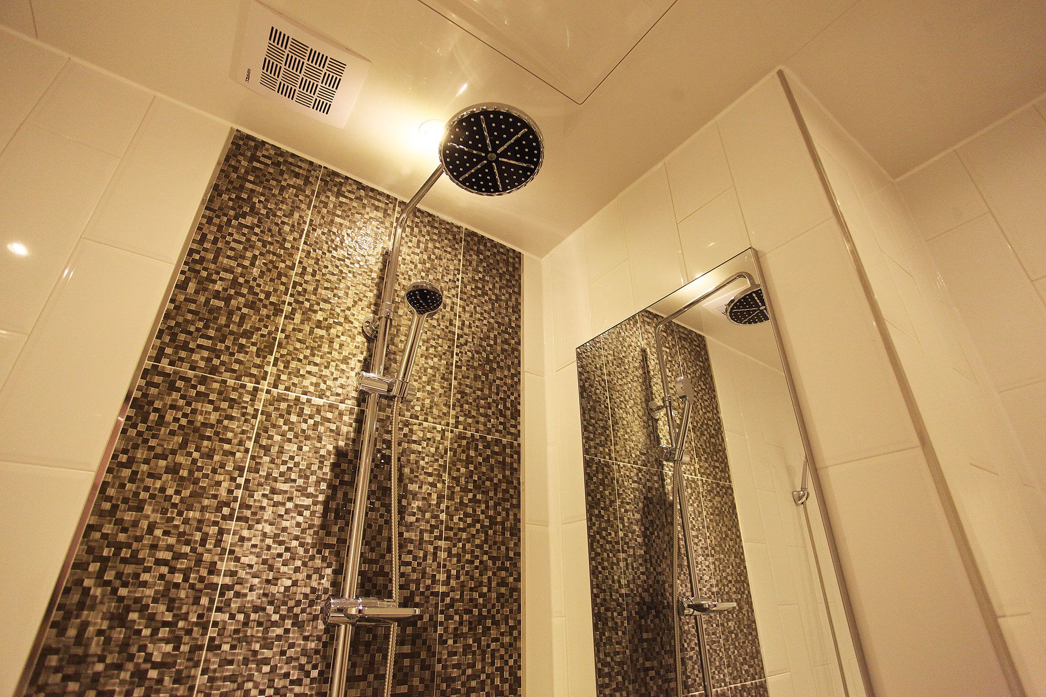 deluxe twin room | bathroom shower