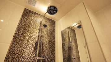 Deluxe Twin: check-in Saturday 9 PM, Sunday 7 PM | Bathroom shower
