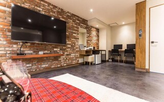 Televisión de pantalla plana, computadora, películas con cargo