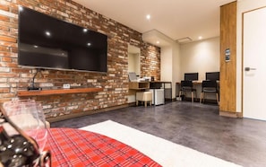 43-inch flat-screen TV with cable channels, TV, computer - Soma Hotel (Incheon)