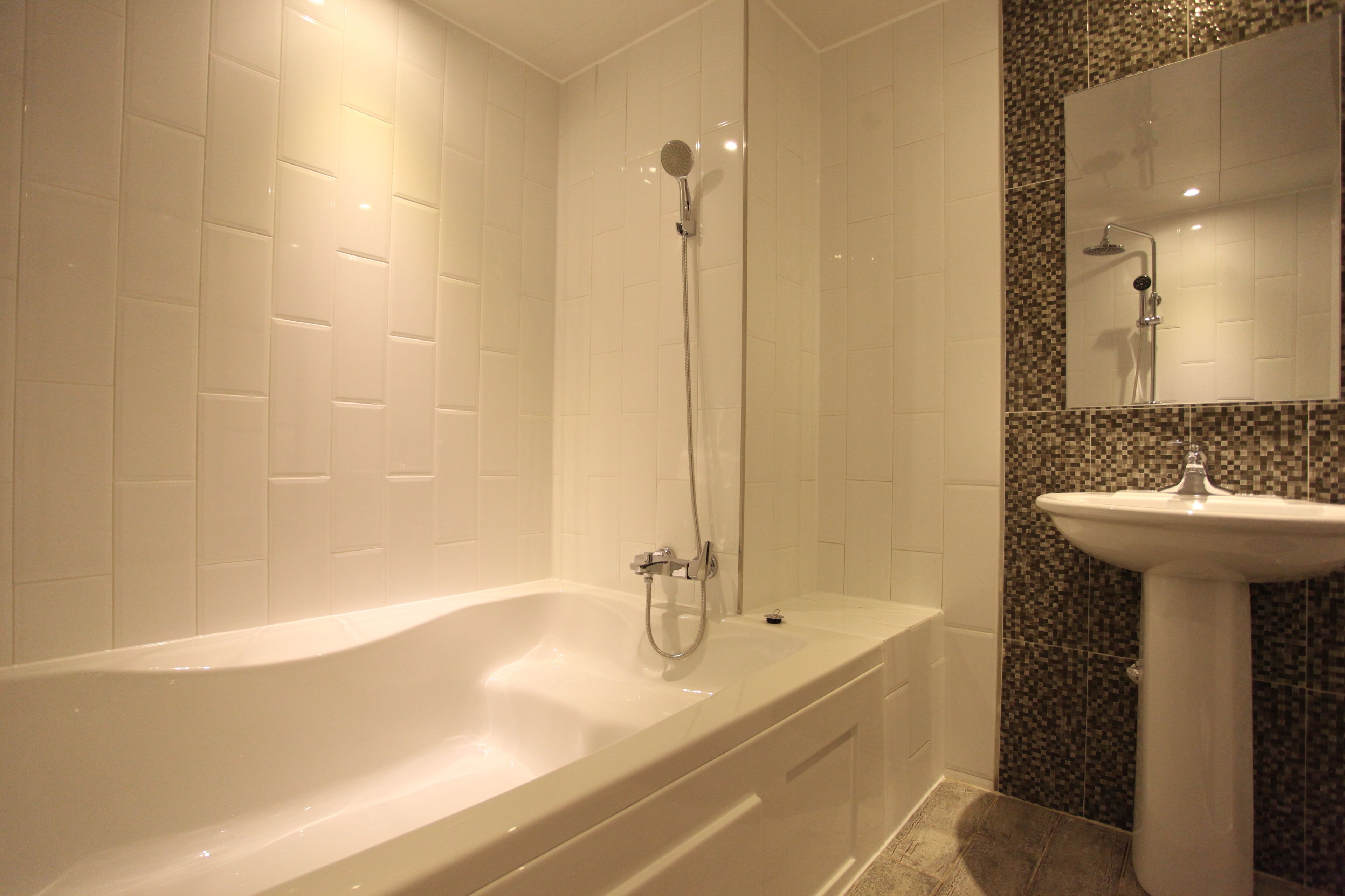 suite | bathroom | combined shower/bathtub, rainfall showerhead, free toiletries