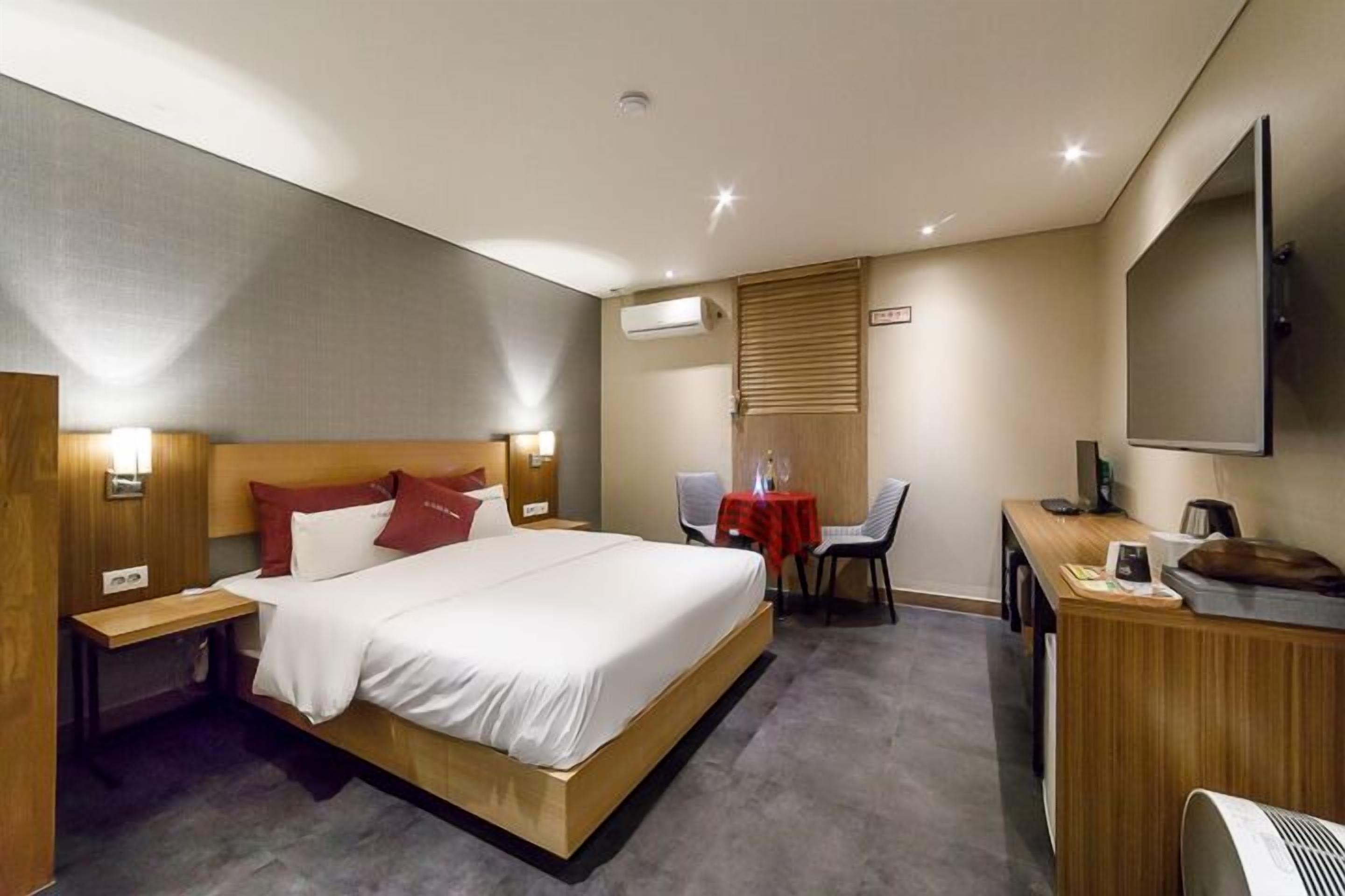 deluxe double room | desk, soundproofing, iron/ironing board, free wifi