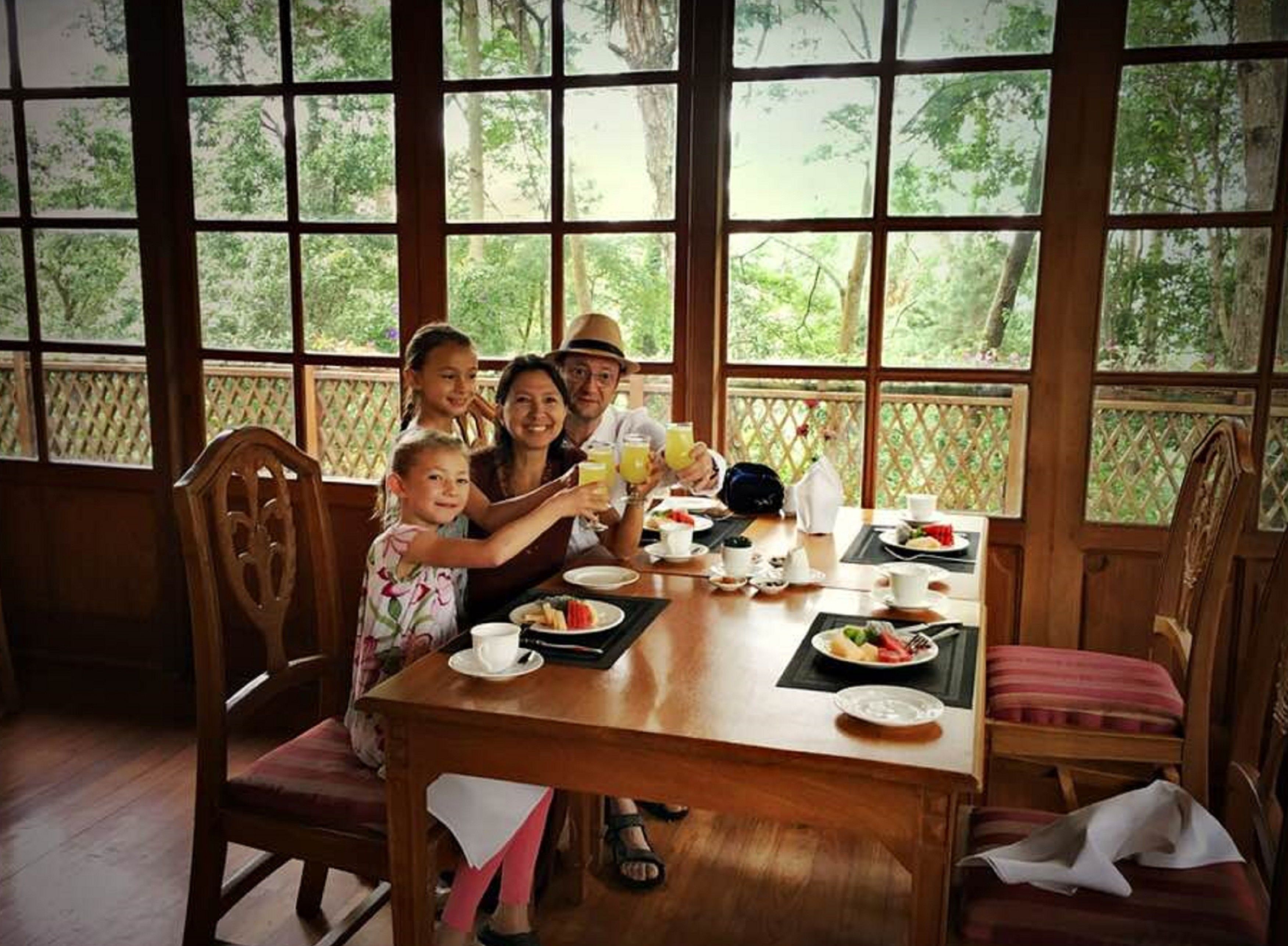 Breakfast, lunch, dinner served; international cuisine 