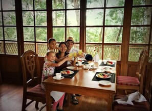 Se sirven desayunos, almuerzos y cenas; cocina internacional