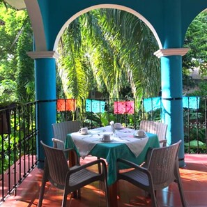Se sirven desayunos y almuerzos; cocina mexicana; con vista al jardín