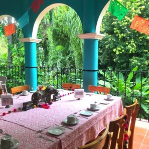 Petit déjeuner, déjeuner et dîner servis sur place