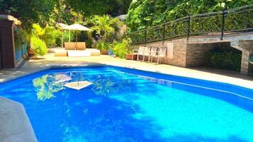 Piscine extérieure, parasols de plage, chaises longues