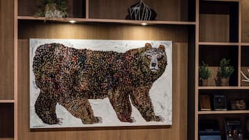 Une œuvre d’art murale représentant un ours, composée de nombreux petits éléments colorés.