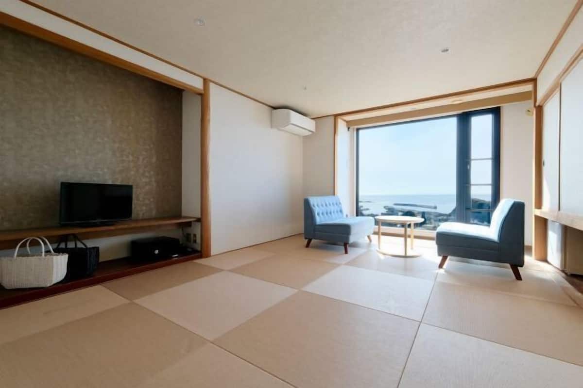Living area | Flat-screen TV