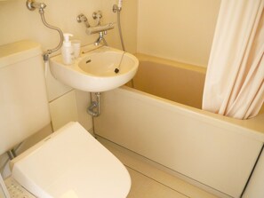 Habitación tradicional con 2 camas individuales, baño privado, vistas al mar (with Tatami Area) | Baño | Zapatillas, bidé electrónico y toallas