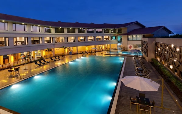 Una piscina al aire libre