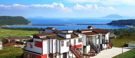 Vista frontal de la propiedad