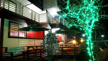 Fassade der Unterkunft – Abend/Nacht