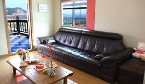 Family Studio 201 | Área de estar | TV de tela plana