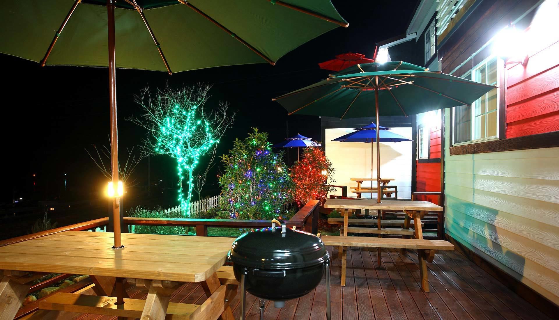 숙박 시설 정면 - 저녁/밤