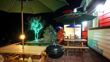 Vista frontal de la propiedad por la tarde o noche