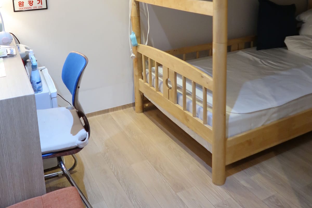 Szoba két külön ággyal (Bunk bed) | Prémium ágynemű, sötétítőfüggöny, hangszigetelés és ingyenes wifi