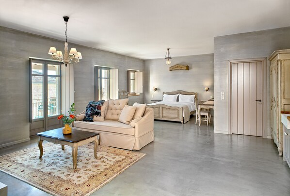 Executive Studio Suite | Egyptian cotton sheets, premium bedding, pillow-top beds, minibar - Haones Suites (Ioannina)