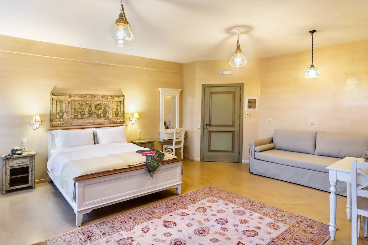 Suite, Accessible, Mountain View | Egyptian cotton sheets, premium bedding, pillowtop beds, minibar