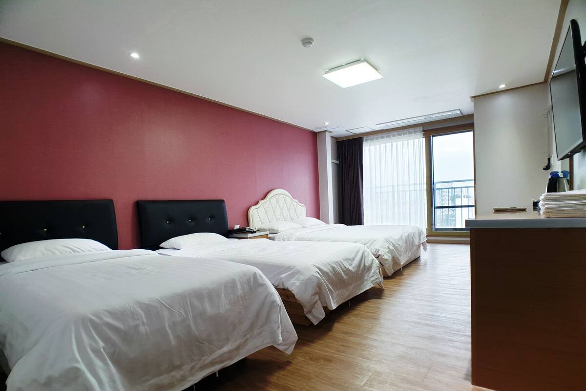 Habitación familiar | Ropa de cama hipoalergénica, cortinas blackout y insonorización