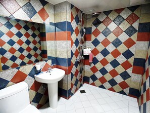 Habitación familiar | Baño | Regadera, amenidades de baño gratuitas, secadora de cabello, pantuflas
