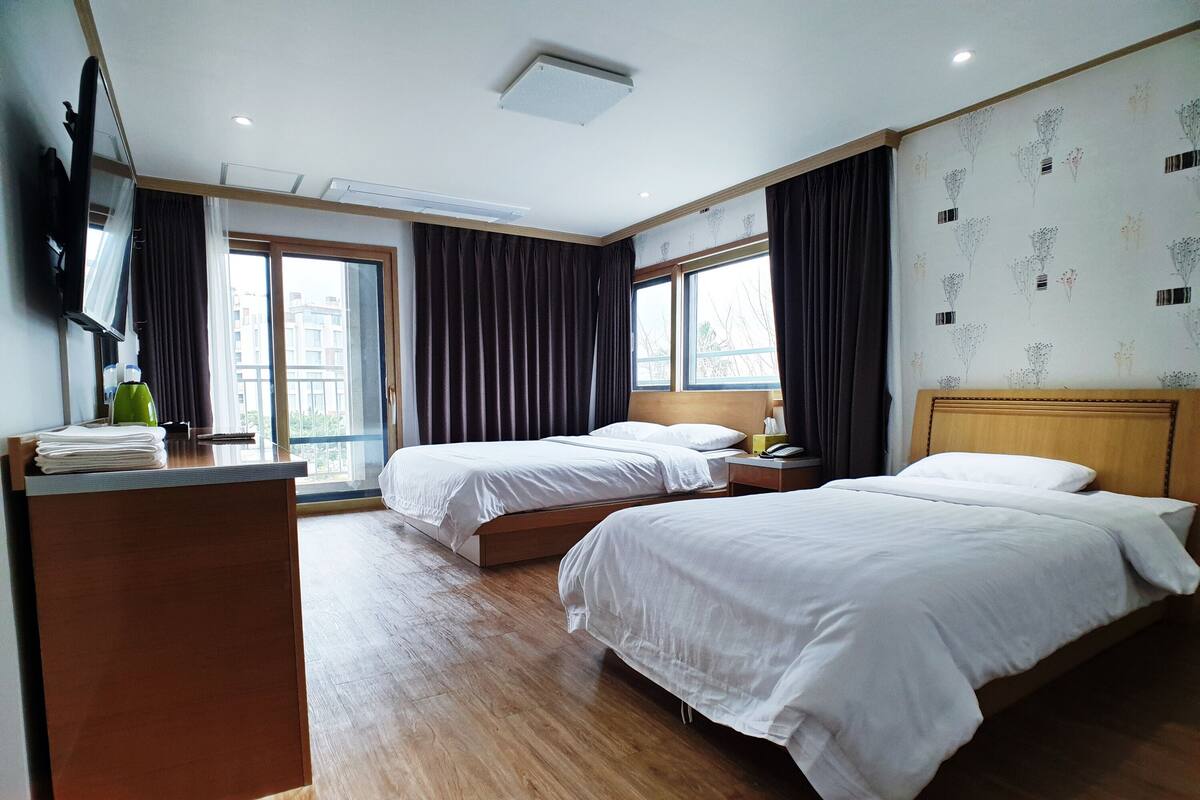Habitación con 2 camas individuales | Ropa de cama hipoalergénica, cortinas blackout y insonorización