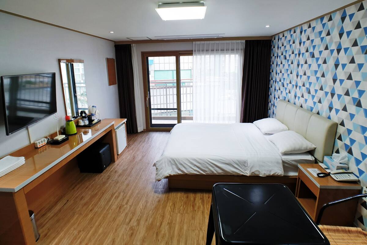 Habitación doble | Ropa de cama hipoalergénica, cortinas blackout y insonorización