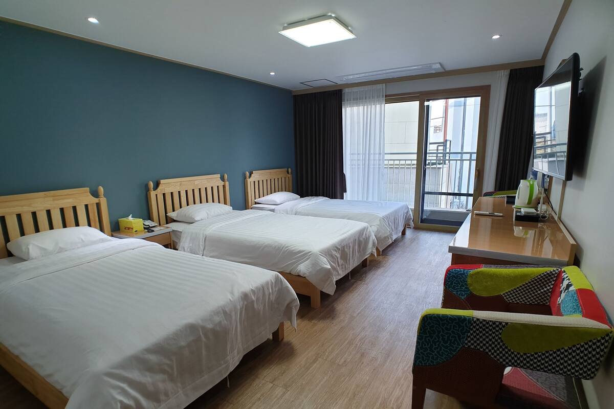 Habitación empresarial triple | Ropa de cama hipoalergénica, cortinas blackout y insonorización