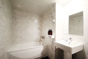 Deluxe Double Room | Bathroom | Combined shower/bathtub, deep-soaking bathtub, free toiletries, towels