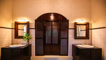 Cinnamon Suite | Bathroom