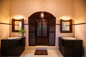 Cinnamon Suite | Bathroom | Free toiletries, hair dryer, bathrobes, slippers