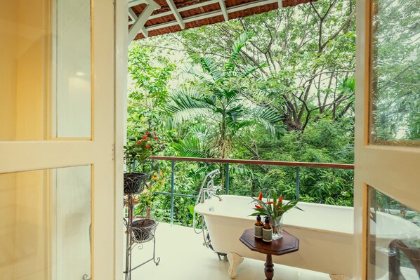 Suite Junior, 1 très grand lit, vue jardin (Dumas) | Salle de bain | Articles de toilette gratuits, sèche-cheveux, peignoirs, chaussons