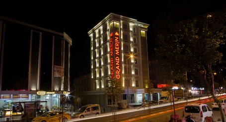 Fachada de la propiedad por la tarde o noche