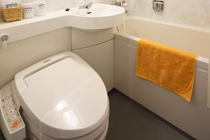 Kostenlose Toilettenartikel, Haartrockner, Hausschuhe, Handtücher