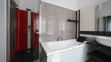Doppia Deluxe, vista giardino | Bagno | Soffione a pioggia, asciugacapelli, bidet, asciugamani