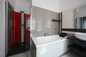 Chambre Double Deluxe, vue jardin | Salle de bain