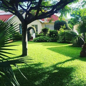 Property grounds - Ebuhleni Guest Lodge (Bulawayo)