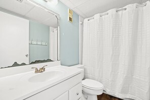 Apartment, 1 Schlafzimmer, Meerblick ( 801 ) | Badezimmer | Duschwanne, Komfortbadewanne, kostenlose Toilettenartikel, Haartrockner