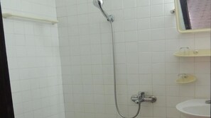 Chambre Triple Standard | Salle de bain | Douche, articles de toilette gratuits, chaussons, serviettes fournies
