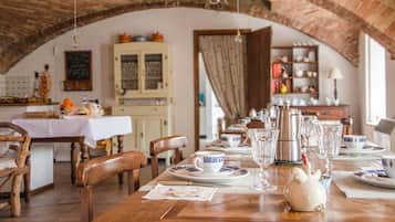 Free daily buffet breakfast