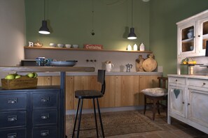 Suite, vistas a la piscina, en la zona del jardín | Sábanas de algodón egipcio, edredones de plumas, minibar