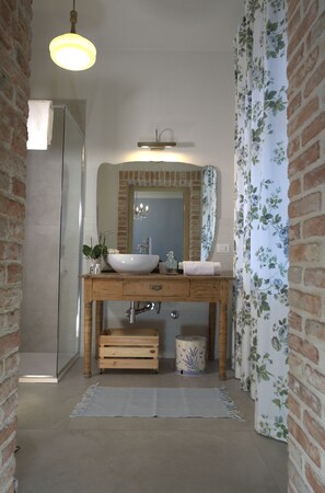 Habitación triple, no fumadores | Baño | Artículos de higiene personal gratuitos, secador de pelo, bidé y toallas