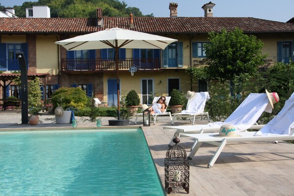 季節性室外泳池；泳池傘、躺椅