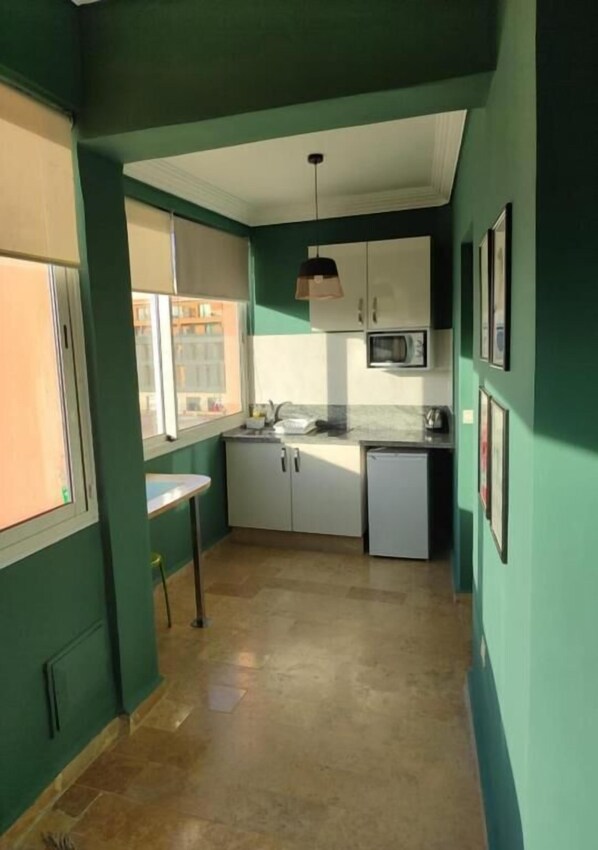 Refrigerador, microondas, placa de cocina, cafetera expreso