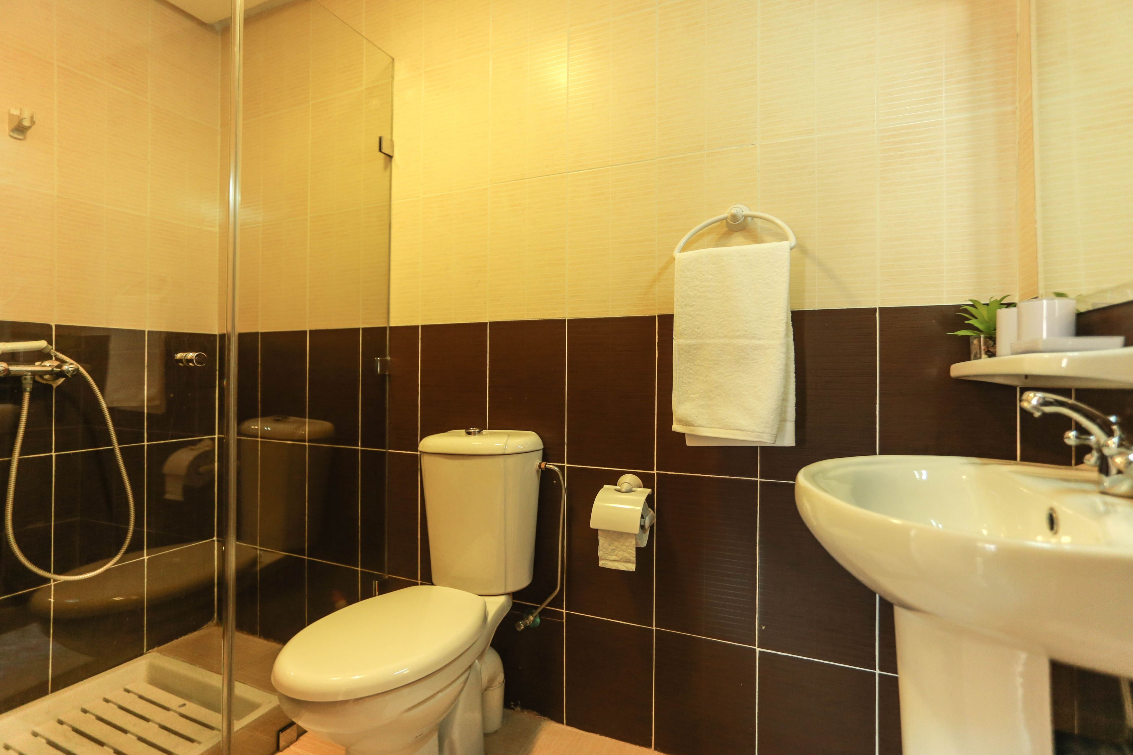 Traditional Apartment, 1 Bedroom | Bathroom | Shower, free toiletries, towels